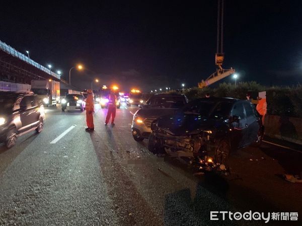 ▲▼國道3號大貨車變換車道不慎，釀成連環車禍。（圖／記者楊熾興翻攝）