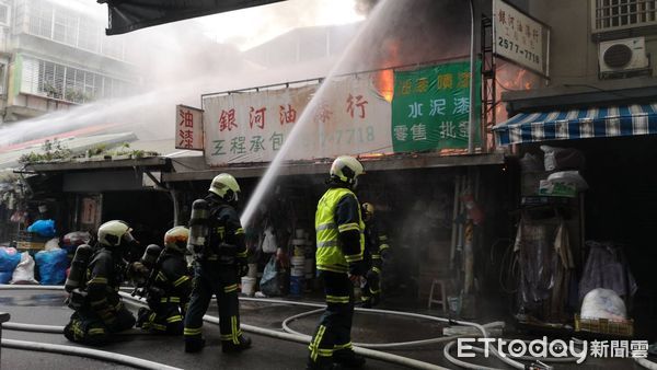 ▲▼台北市松山區延吉街油漆行火災。（圖／記者黃彥傑攝）