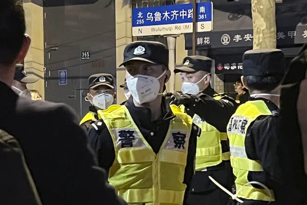 ▲▼上海烏魯木齊中路、11月27日白紙革命抗議現場、中國公安、中國警察。（圖／達志影像／美聯社）