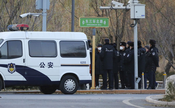 ▲▼中國公安12月1日出現在北京11月27日白紙革命抗議民眾聚集地點、中國警察。（圖／達志影像／美聯社）