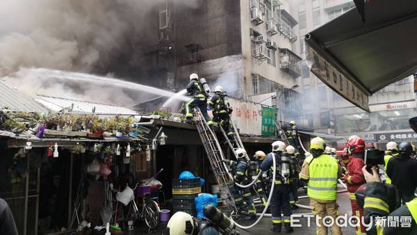 ▲▼台北市松山區延吉街油漆行火災。（圖／記者黃彥傑攝）