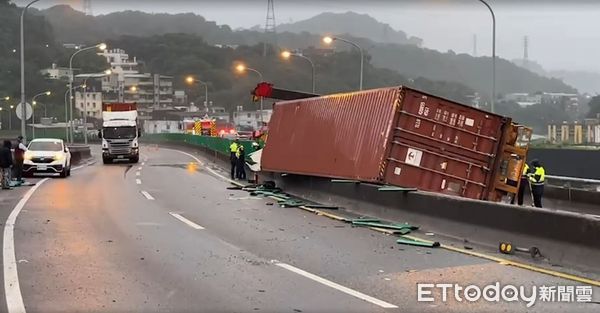 ▲▼港西聯外道路北向0.8k基隆港段車禍。（圖／記者郭世賢翻攝）