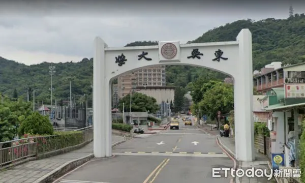 ▲▼一名男子在東吳大學墜落，救護人員獲報趕抵現場將他送醫急救。（圖／記者黃彥傑翻攝）