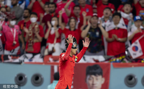 ▲▼南韓粉絲為自家足球隊喊叫加油的分貝數是全球最高的，圖為孫興慜2日在H組第三輪賽對戰葡萄牙。（圖／CFP）