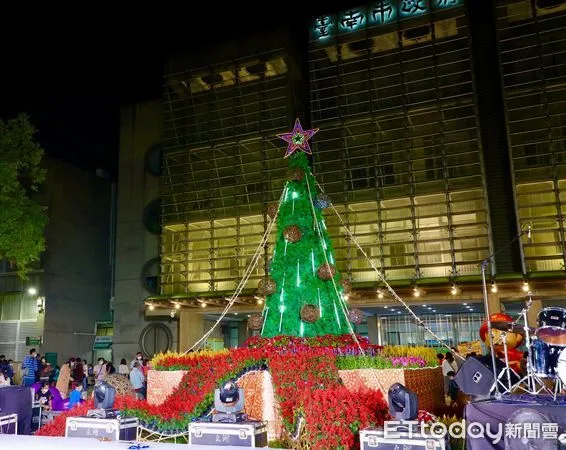 ▲台南市政府4日晚上在民治市政中心市民廣場，舉辦「2022幸福台南．耶誕點燈」活動，市長黃偉哲帶領現場貴賓一同點亮耶誕樹，為活動掀起最高潮。（圖／記者林悅翻攝）
