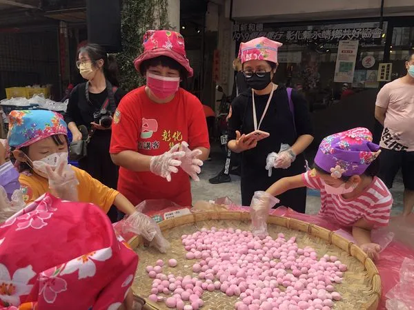 ▲永靖封街謝平安看明華園歌仔戲。（圖／頂新和德文教基金會提供）