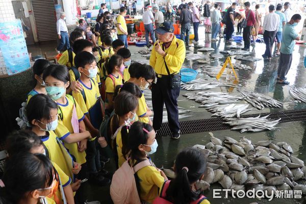 ▲中醫事科技大學USR，攜手南大附小彩虹斑馬團隊，開發烏魚醬油課程，師生前往左鎮山豹部落摘取段木香菇，也走訪將軍漁港取得烏魚，製作烏魚香菇醬油。（圖／記者林悅攝，下同）