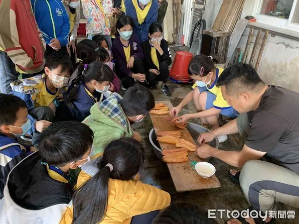 ▲中醫事科技大學USR，攜手南大附小彩虹斑馬團隊，開發烏魚醬油課程，師生前往左鎮山豹部落摘取段木香菇，也走訪將軍漁港取得烏魚，製作烏魚香菇醬油。（圖／記者林悅攝，下同）