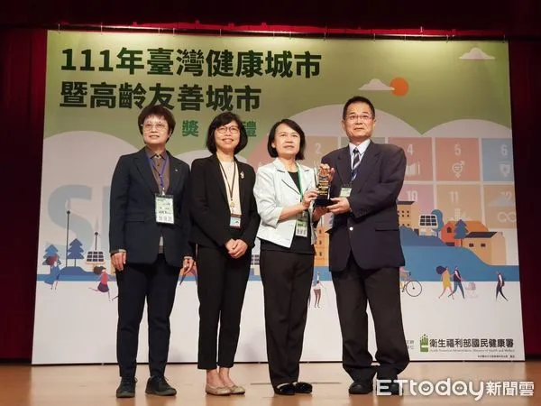 ▲台南市勞工局「活躍老化」計畫執行成果，榮獲衛福部國健署2022年台灣健康城市暨高齡友善城市獎之「高齡友善城市獎-活躍獎」及「海報獎」銀獎雙獎肯定。（圖／記者林悅翻攝，下同）