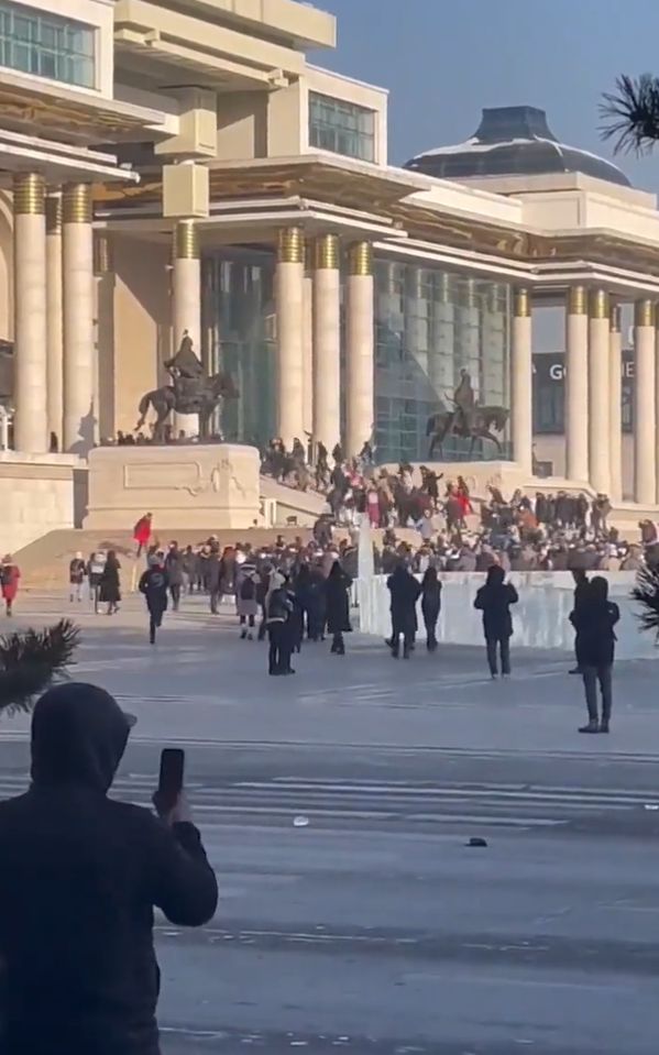 ▲▼蒙古抗議群眾試圖闖進國家宮。（圖／翻攝推特）