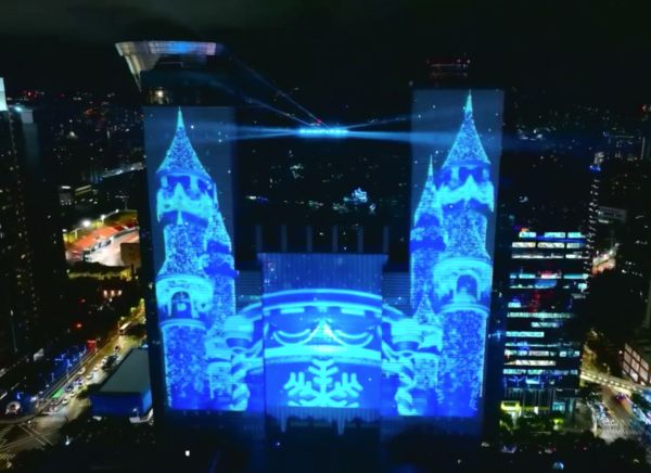 ▲「2022新北歡樂耶誕城」第二支3D光雕雷射主燈秀「Imaginary無限篇」今（5日）正式亮相。（圖／翻攝自Facebook／新北旅客）