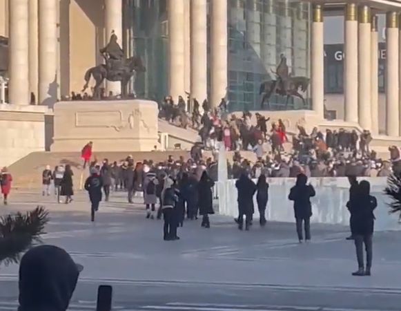 ▲▼蒙古抗議群眾試圖闖進國家宮。（圖／翻攝推特）