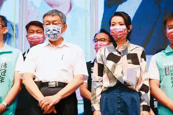 身兼台北市長的民眾黨主席柯文哲（左）賣力替高虹安（右）造勢，選前一刻仍替她站台拉票。（民眾黨提供）