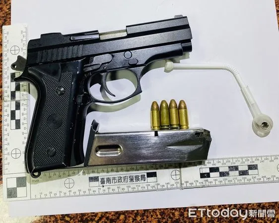 ▲台南市永康分局永信所員警，查獲40歲李姓男子涉嫌吸毒及持有改造手槍、子彈被依法送辦。（圖／記者林悅翻攝，下同）