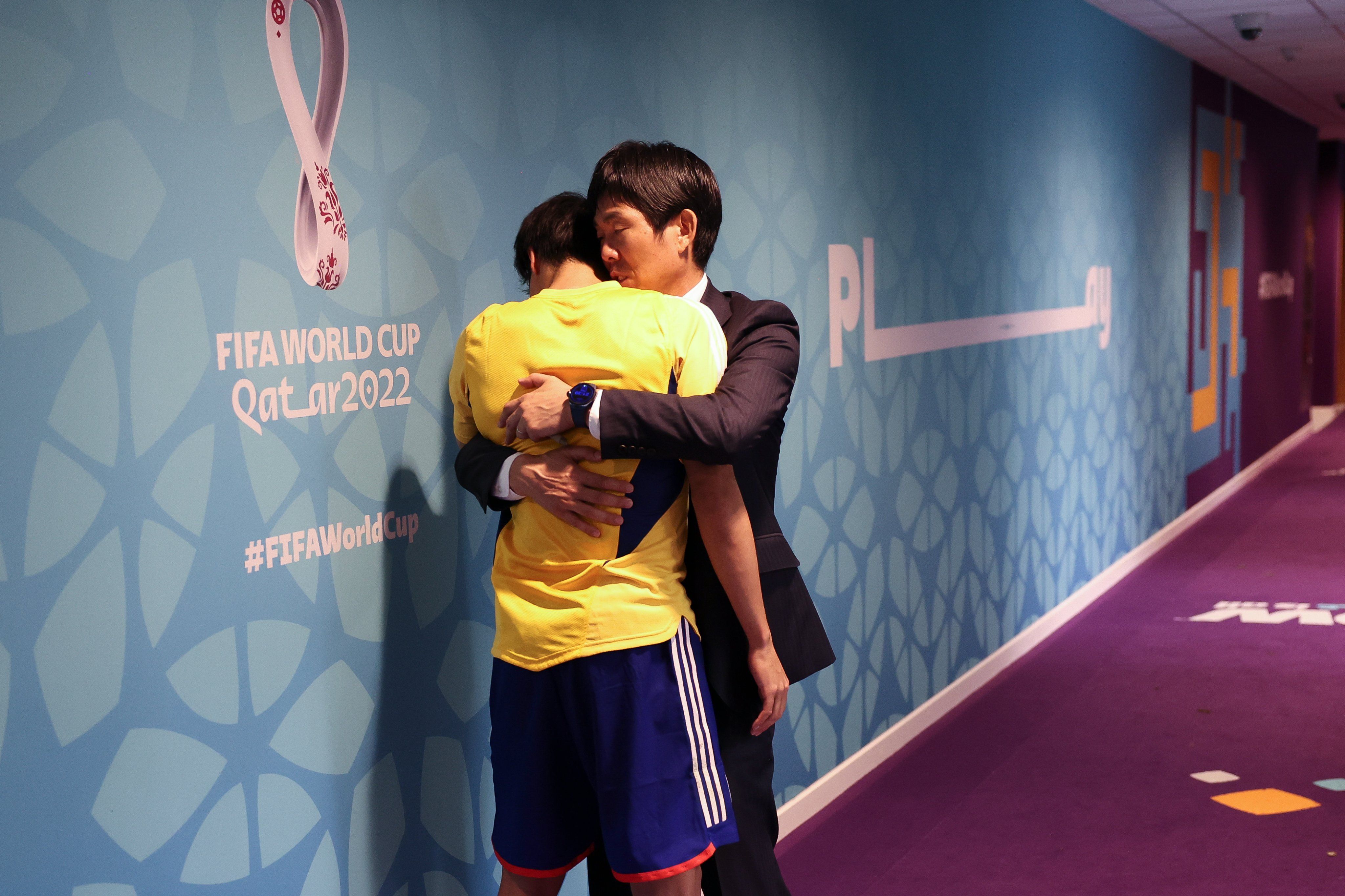 ▲▼  日本隊教練森保一在賽後緊緊擁抱三笘薰。（圖／翻攝自FIFA官方推特）