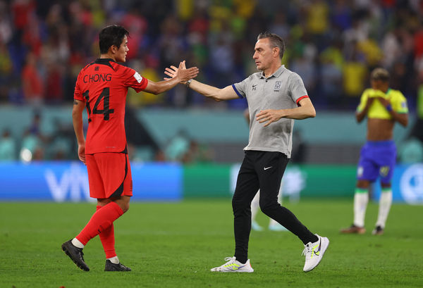 ▲▼南韓在世足淘汰賽敗給巴西後，總教練班托與球員洪喆握手。（圖／路透）