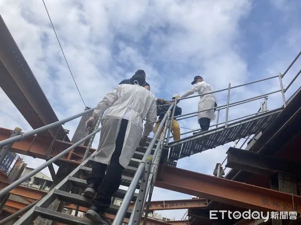 ▲高雄一名女工在工地墜樓，消防員救起             。（圖／記者吳奕靖翻攝）