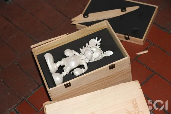 ▲香港發生街頭「米奇公仔」搶案，每隻公仔市值19.66萬元新台幣。（圖／香港01）