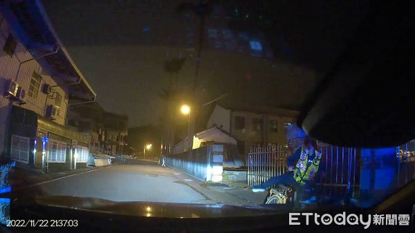 ▲老翁夜騎單車自摔頭破血流，2靚女警合力「代駕」平安護送回家。（圖／記者高堂堯翻攝，下同）