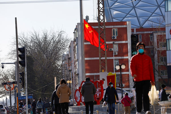 ▲▼ 中國疫情,大陸疫情。圖為北京民眾走在街頭，身後為中國國旗。（圖／路透）