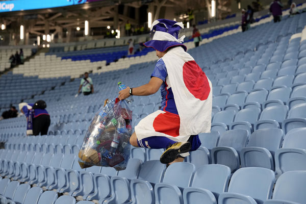 ▲▼2022卡達世界盃，日本在16強淘汰賽敗給克羅埃西亞，日本球迷賽後留下來撿垃圾。（圖／達志影像／美聯社）