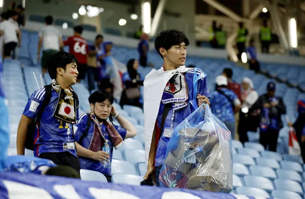 ▲▼2022卡達世界盃，日本在16強淘汰賽敗給克羅埃西亞，日本球迷賽後留下來撿垃圾。（圖／路透）