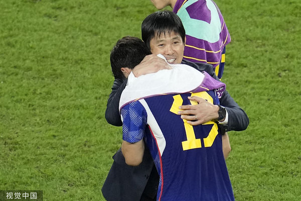 ▲▼ 卡達2022世界盃,教練森保一安慰日本隊球員。（圖／CFP）