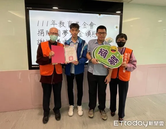 ▲板橋高中學生陳越宇(右2)及高帆(左2)參加捐贈儀式，與蓮宗教育基金會代表合影。（圖／新北市教育局提供）