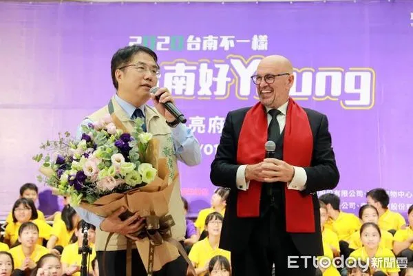▲荷蘭歌手馬丁賀肯斯，應台南市長黃偉哲邀請，12月將再度來台南，為年底的耶誕演唱會獻唱。（圖／記者林悅翻攝，下同）