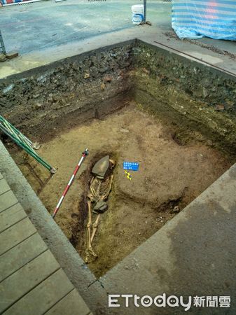▲基隆和平島B考古遺址工程 發掘「新遺骸」出土輪廓完整。（圖／記者郭世賢翻攝）