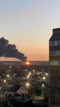 ▲▼俄羅斯庫斯克市（Kursk）一座機場6日遭無人機攻擊，儲油槽起火燃燒。（圖／路透）