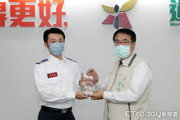 ▲台南市消防局顏維廷，榮獲台灣最佳心肌梗塞緊急救護員之殊榮，黃偉哲市長在親自表揚。（圖／記者林悅翻攝）