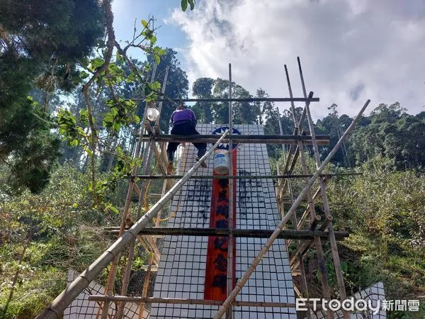 ▲南投林管處修復人倫榮民塔長生祿位、洗刷牆面，也讓走過一甲子的紀念碑文再現。（圖／南投林區管理處提供，下同）