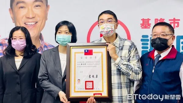 ▲謝國樑接當選證書 余治明出任市府發言人。（圖／記者郭世賢翻攝）