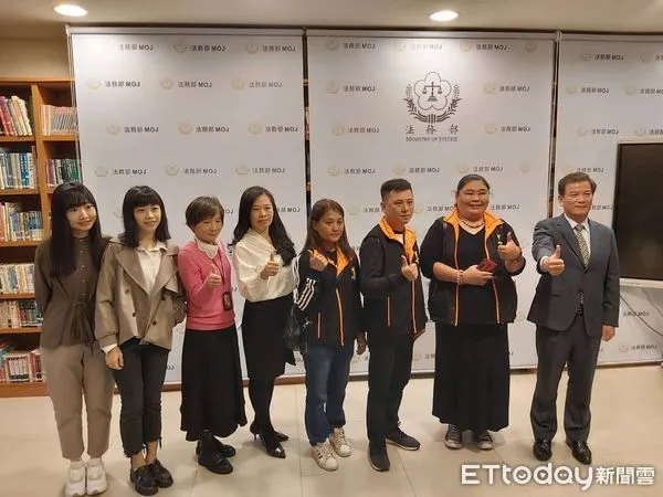 ▲▼更生人蔡文貴表演變臉，保護司代理司長林嚞慧，Youtuber林子竣。（圖／記者吳銘峯攝）