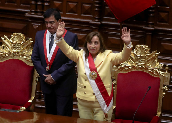 ▲▼祕魯副總統博盧阿爾特（Dina Boluarte）隨即宣誓就任為臨時總統。（圖／路透）