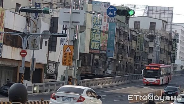 ▲台南市永康區中華路科技執法短短一週，A2交通事故下降16件降幅達57％。（圖／記者林悅翻攝，下同）