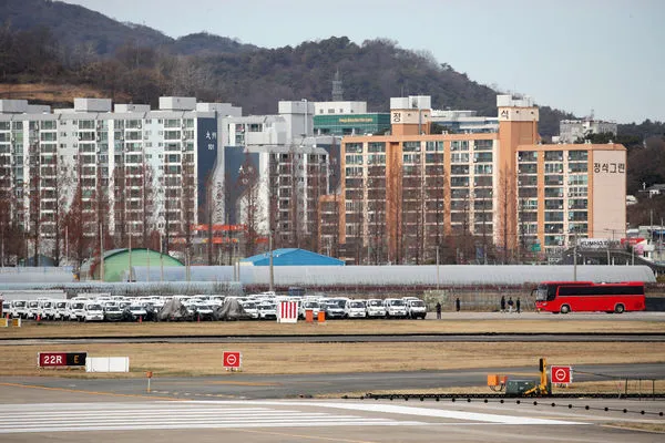 ▲▼南韓起亞汽車的產製品被迫停在光州機場的跑道上，貨運工會罷工導致物流系統陷入混亂。（圖／達志影像）