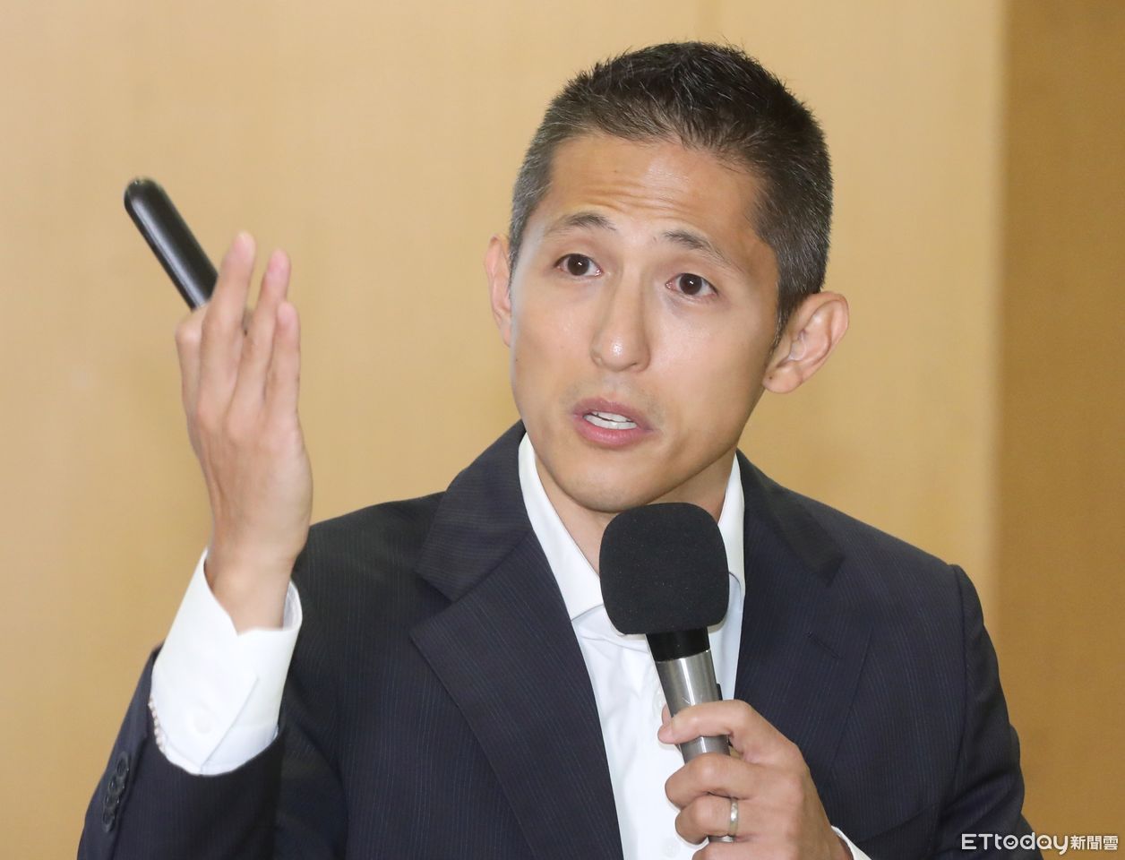快訊/吳怡農「壓線遞表」!爭取民進黨台北市長參選資格