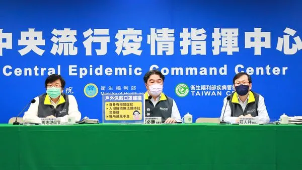 ▲▼12/8中央流行疫情指揮中心記者會。（左起）周志浩、王必勝、莊人祥。（圖／指揮中心提供）