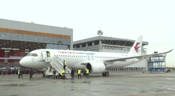 ▲大陸國產客運飛機C919正式交付東航。（圖／翻攝央視）