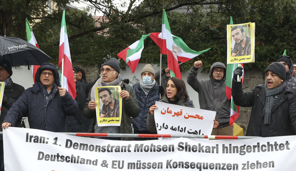 ▲▼伊朗首次處決示威者，民眾在伊朗駐德國大使館前抗議。（圖／達志影像／美聯社）