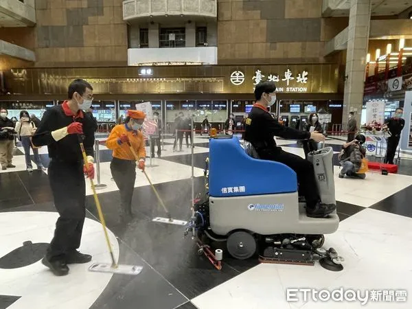 ▲▼台鐵清潔消毒。（圖／記者李宜秦攝）