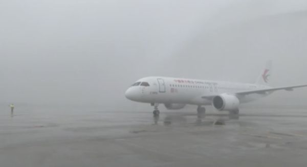 ▲C919抵達虹橋機場過水門。（圖／翻攝央視）