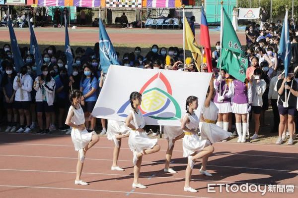 ▲台南女中歡慶105週年校慶暨第65屆運動會開幕典禮，市長黃偉哲到場致詞，並邀請荷蘭歌手馬丁賀肯斯為校慶獻唱。（圖／記者林悅翻攝，下同）