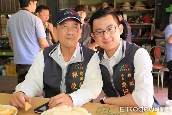 ▲▼新北市新科議員卓冠廷(右)曾與林陵三(左)共事，卓冠廷今在臉書上悼念林陵三。（圖／翻攝卓冠廷臉書）