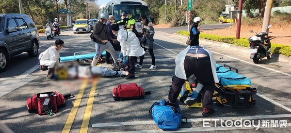 ▲▼金門雙載大學生左轉不慎遭公車撞擊。（圖／記者林名揚翻攝）