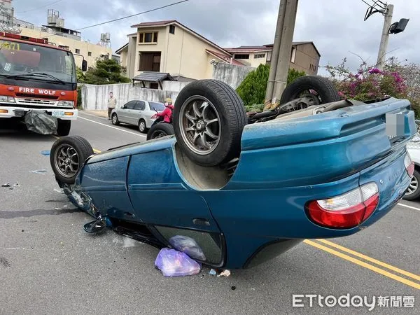 ▲▼苗栗縣竹南鎮建國路，9日中午發生一名婦人駕駛小客車疑似閃避小貓，失控撞及停在路邊小貨車，小客車4輪翻覆在車道上，駕駛輕傷。（圖／記者蔡文淵翻攝）