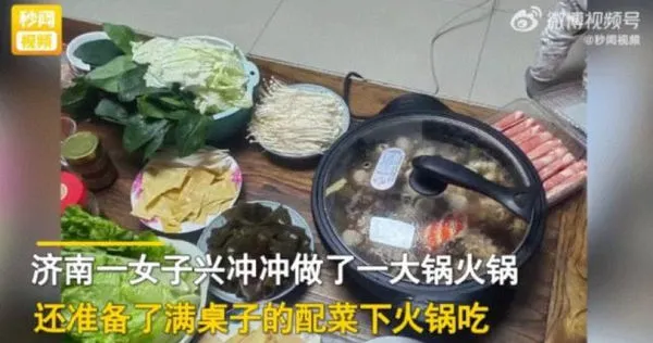 大陸山東一名人妻花了4個小時燉肉湯，準備一大桌菜，心想要和孩子丈夫，一家人開開心心吃火鍋，沒想到丈夫下班回家後看了一眼，自己煮了一碗白麵條吃，讓她覺得很難受。（圖／翻攝秒聞視頻）