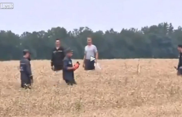 新曝光的親俄叛軍拾獲馬航MH17黑盒子影片畫面。（圖／翻攝自LiveLeak）